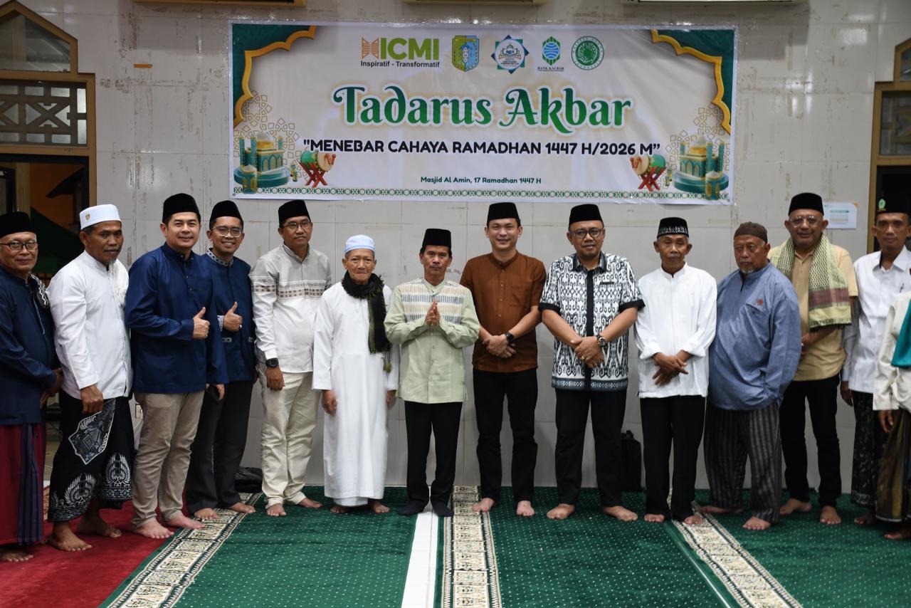 TADARUS AKBAR: Bupati Sintang Gregorius Herkulanus Bala bersama Wakil Bupati Florensius Ronny menghadiri kegiatan Tadarus Akbar di Masjid Al Amin.