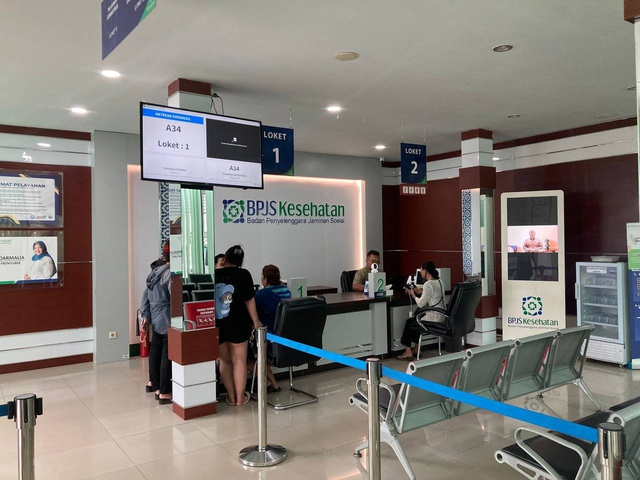 PELAYANAN JKN: Suasana pelayanan Program Jaminan Kesehatan Nasional (JKN) di kantor BPJS Kesehatan Cabang Singkawang.
