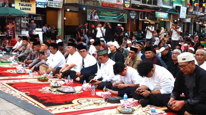 BUKBER AKBAR: Ribuan warga memadati ruas jalan di sekitar Masjid Raya Singkawang, Jumat (6/3), untuk mengikuti Buka Puasa Bersama (Bukber) Akbar. 