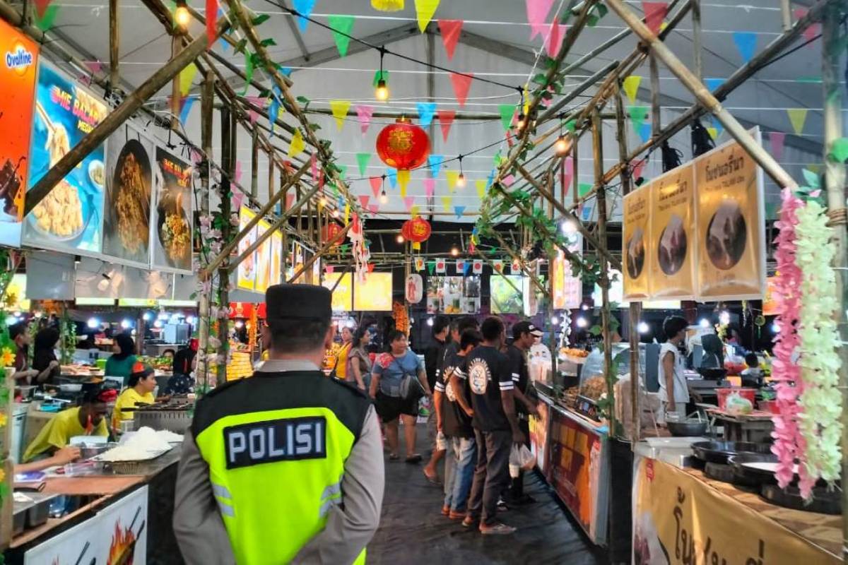 Personel Polres Singkawang menggelar patroli di Stadion Kridasana pada Senin (2/3) malam. 
