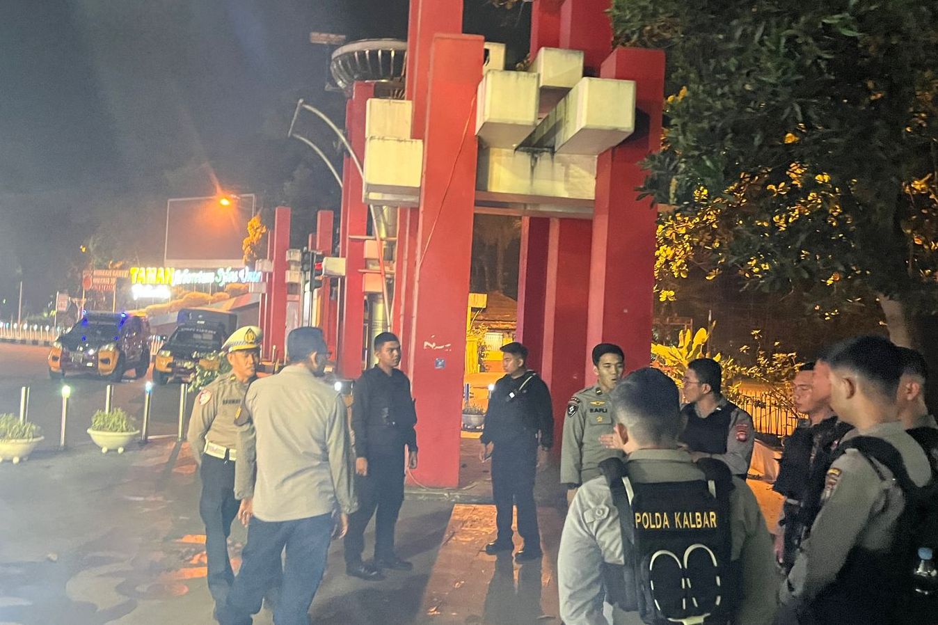 Personel Polresta Pontianak menggelar patroli Kamtibmas di Bundaran Tugu Digulis pada Selasa (3/3). 