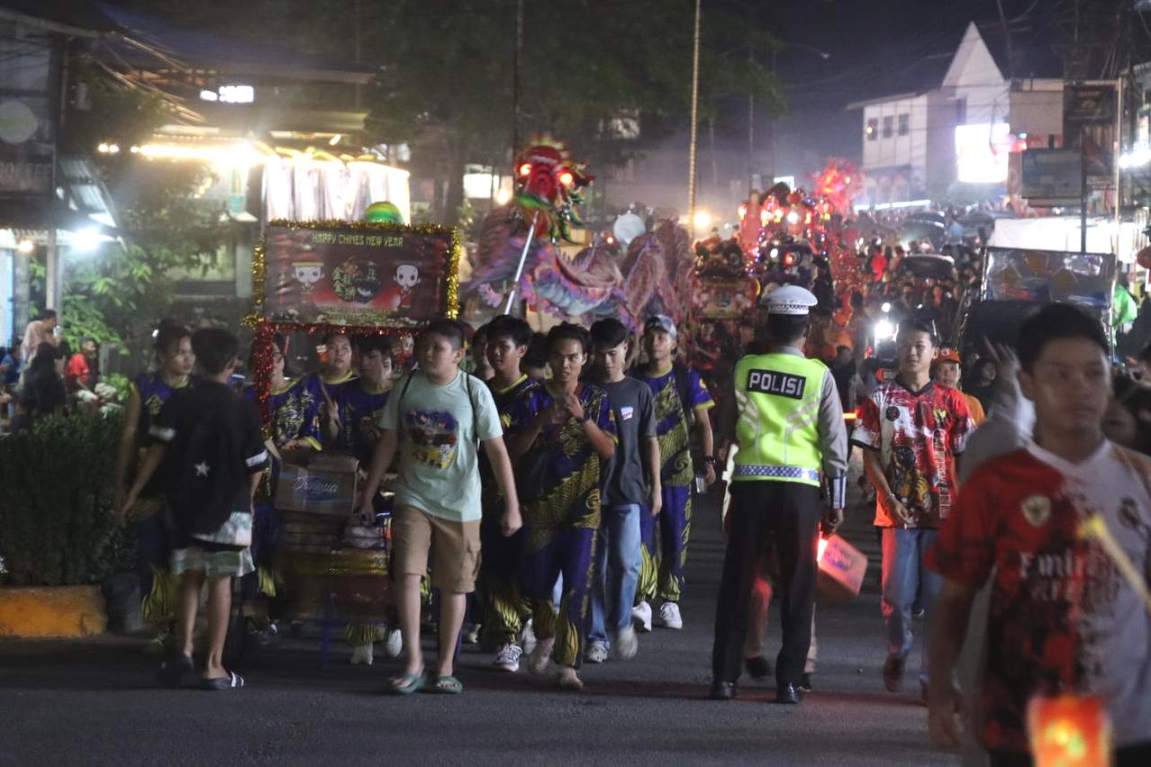 Pawai lampion dalam rangka penutupan perayaan Imlek 2577 Tahun 2026 di Desa Tanjung Niaga, Kecamatan Nanga Pinoh, Kabupaten Melawi, Senin (2/3) malam.