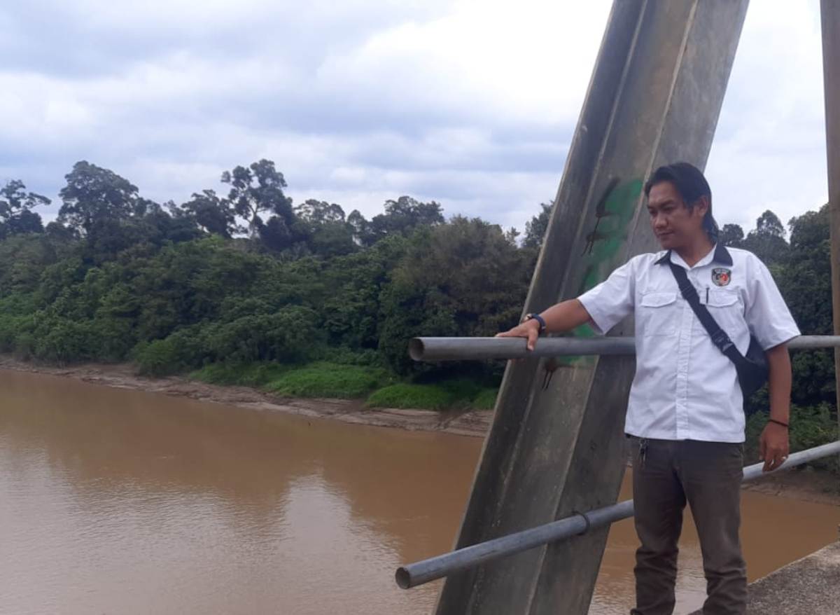 Besi pengaman jembatan melawi II di Nanga Pinoh hilang pada Senin (2/3).