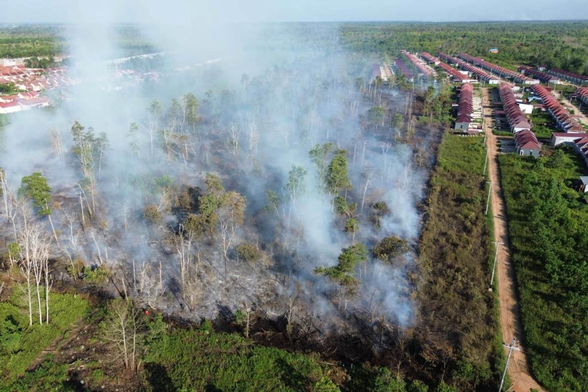 Polisi memantan lokasi karhutla seluas 7,2 hektare di Kecamatan Sungai Kakap, Kabupaten Kubu Raya, Minggu (1/3) siang. 