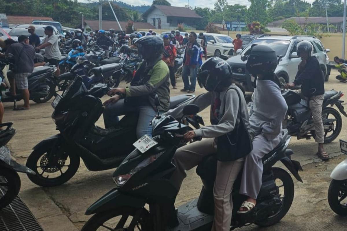 Antrean terjadi di SPBU di wilayah perhuluan Kalbar pada Senin (9/3). 