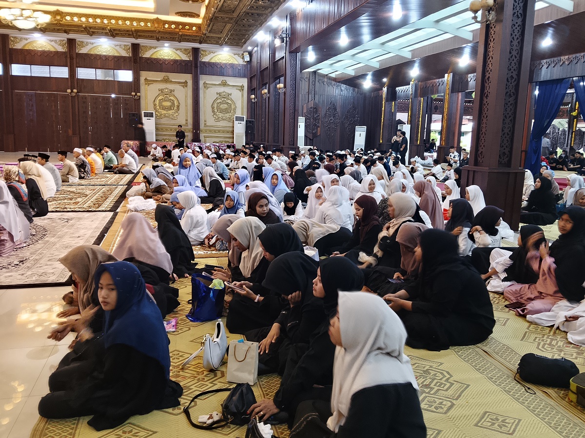 BUKBER: Ifthar Akbar atau buka puasa bersama 320 santri yatim dan penghafal Al-Qur'an sukses digelar Baitul Maal Munzalan Indonesia, Sabtu (7/3), di Aula Pendopo Gubernur Kalbar.