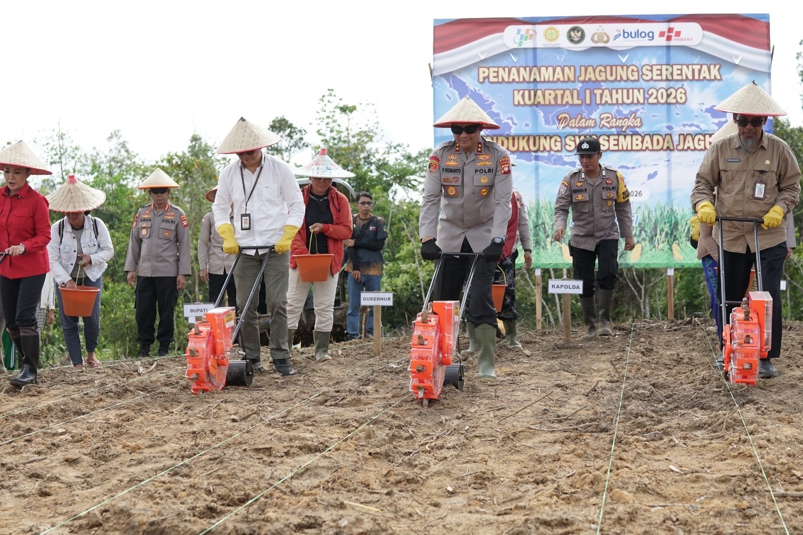 JAGUNG: Kapolda Kalbar melakukan penanaman bibit jagung secara simbolis di Kabupaten Landak, Sabtu (7/3).
