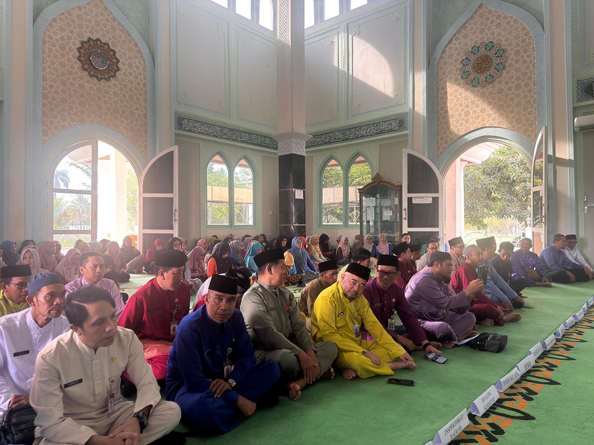 PENGAJIAN: Suasana Pengajian Jumat Pemkab Mempawah di Surau Nurussalim.