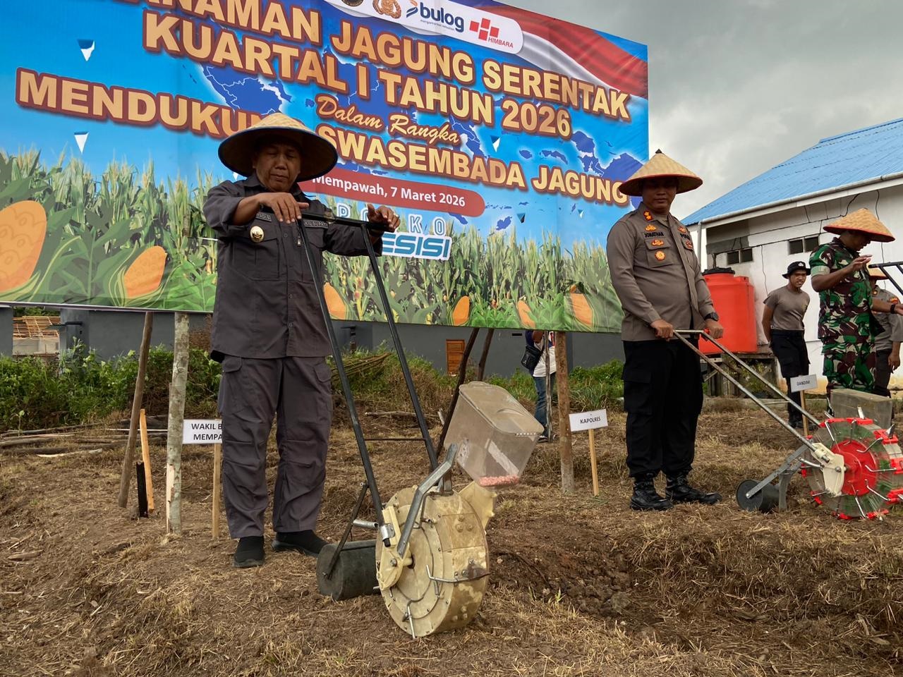 TANAM JAGUNG: Wakil Bupati dan Kapolees secara simbolis melakukan penanaman Jagung Serentak Kuartal I Tahun 2026. 