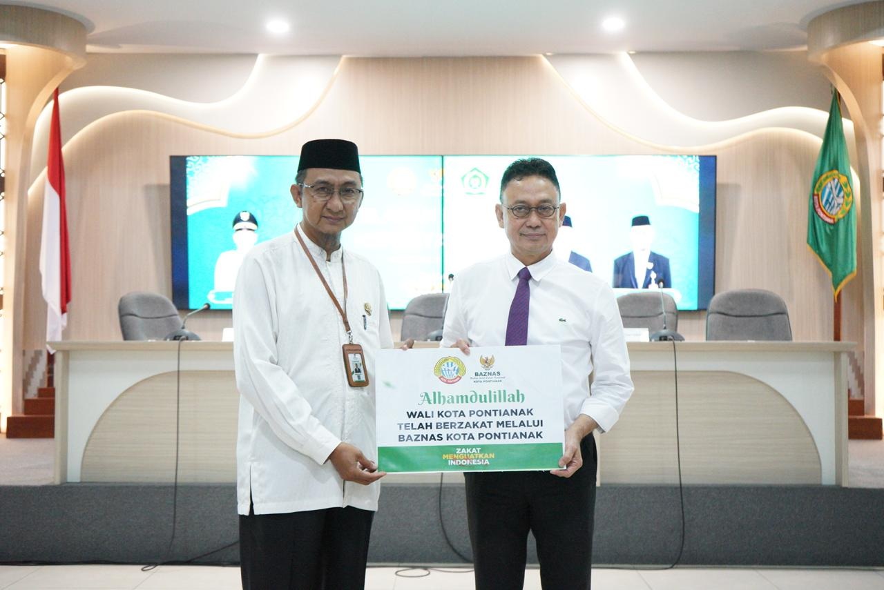 ZAKAT: Penyerahan tanda telah berzakat secara simbolis kepada Wali Kota Pontianak Edi Rusdi Kamtono dalam kegiatan Teladan Pemimpin Membayar Zakat yang digelar Baznas Kota Pontianak di Aula Sultan Sya