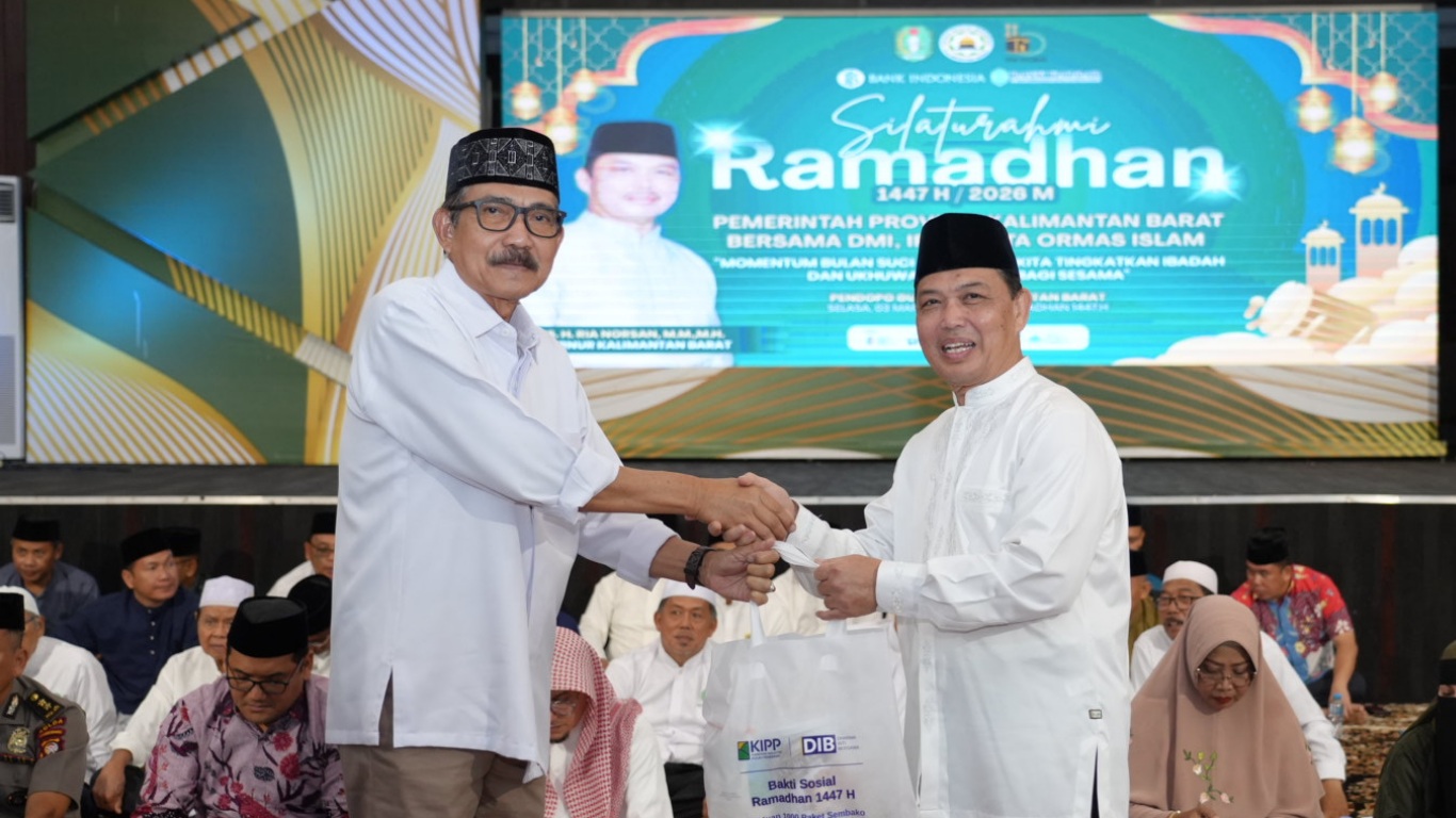 SIMBOLIS: Perwakilan PT Dharma Inti Bersama, Sumarno, secara simbolis menyerahkan bantuan 1.000 paket sembako kepada Gubernur Kalimantan Barat, Ria Norsan, pada kegiatan Silaturahmi Ramadan 1447/2026.