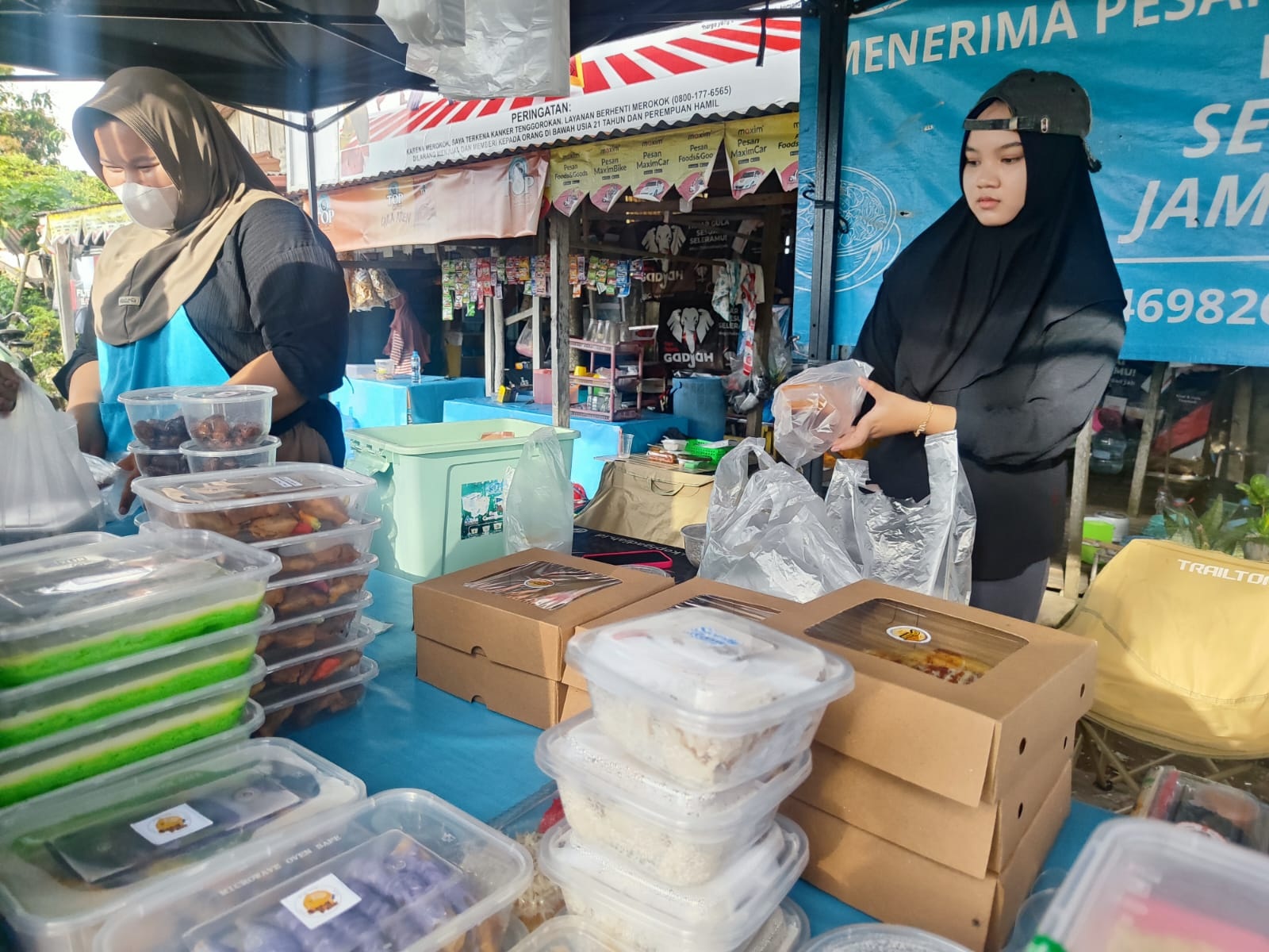JUAL TAKJIL: Penjual takjil perempuan dari kalangan generasi Z melayani pembeli di lapak pinggir jalan di Sungai Raya, Kubu Raya, menjelang magrib. Ramadan menjadi momentum anak muda ikut menggerakkan