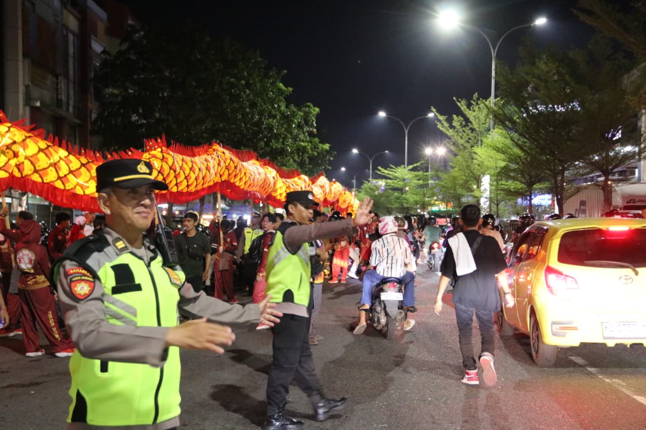 Personel gabungan Satgas OPS Liong Kapuas 2026 mengatur lalu lintas demi kelancaran dan keamanan Festival Parade Naga Bersinar di Pontianak.