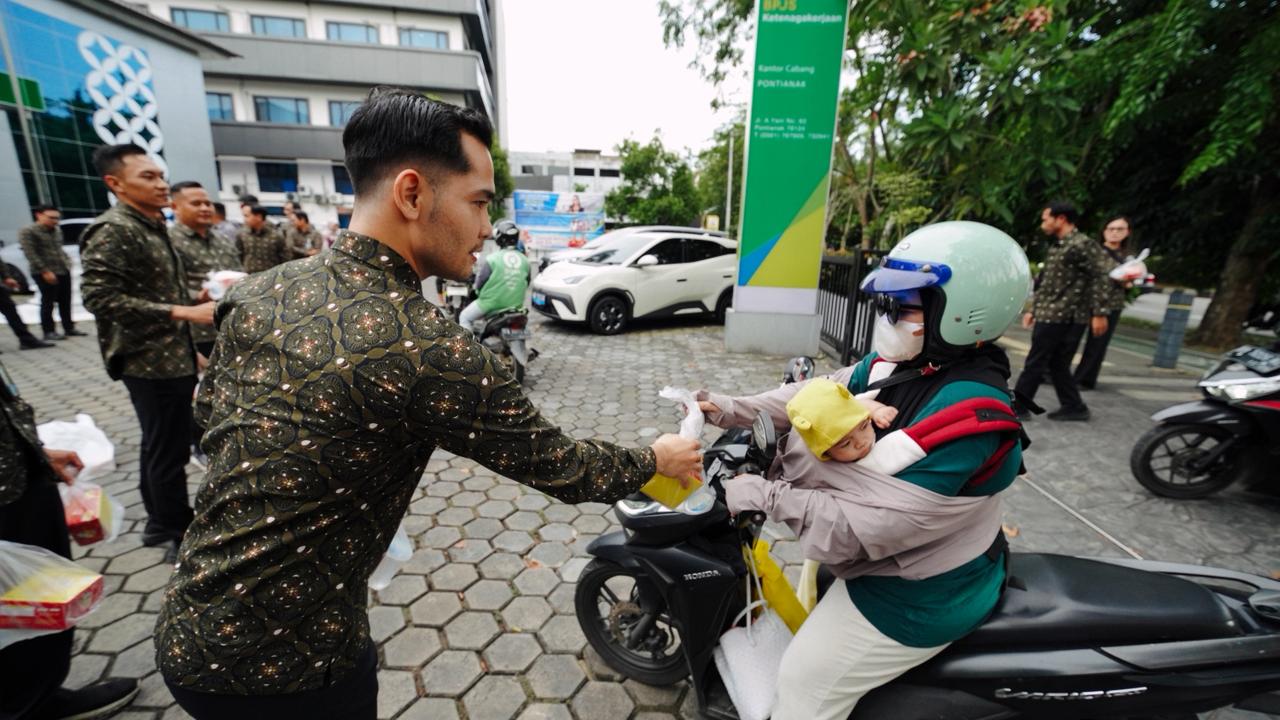 BPJS Ketenagakerjaan Pontianak saat berbagi takjil ramadan.