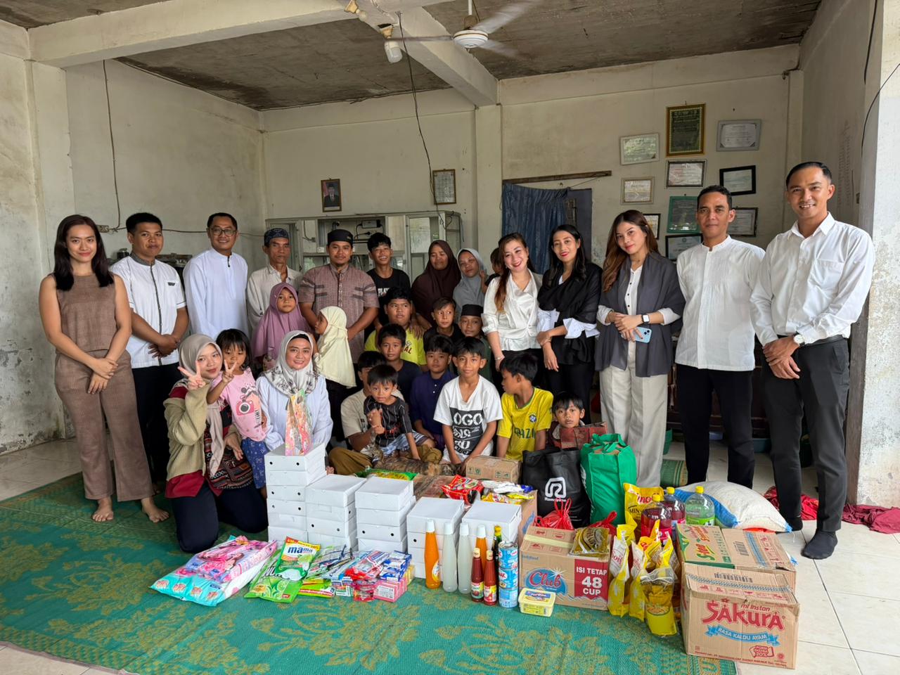 Manajemen dan staf Borneo Hotel Pontianak berfoto bersama anak-anak di Panti Asuhan Nurul Amal usai menyerahkan bantuan sembako, pakaian, dan makanan dalam program CSR Berkah Ramadan, Senin (9/3).