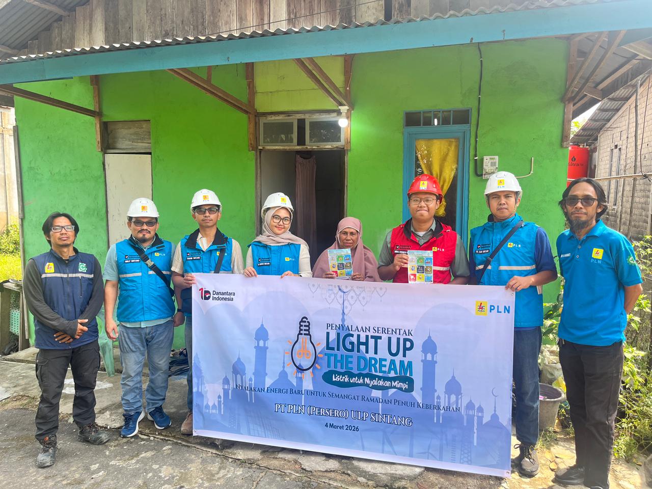 Rosdiana (keempat dari kanan), penerima manfaat Light Up The Dream (LUTD) PLN yang kini dapat menikmati listrik berkat donasi para pegawai PLN