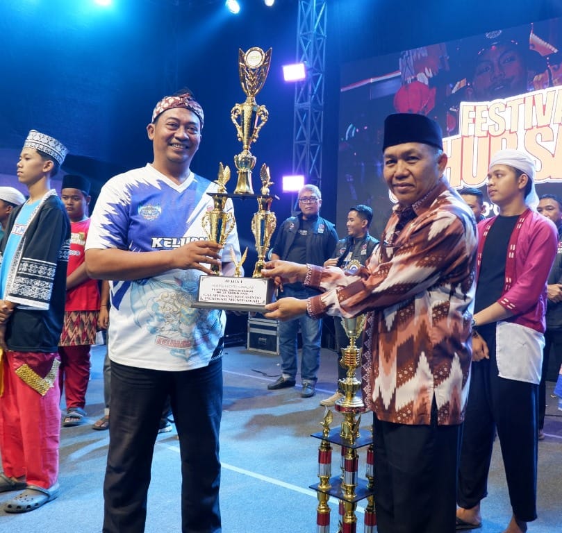 PIALA: Wabup Juli Suryadi menyerahkan piala kepada pemenang FSS ke-23.