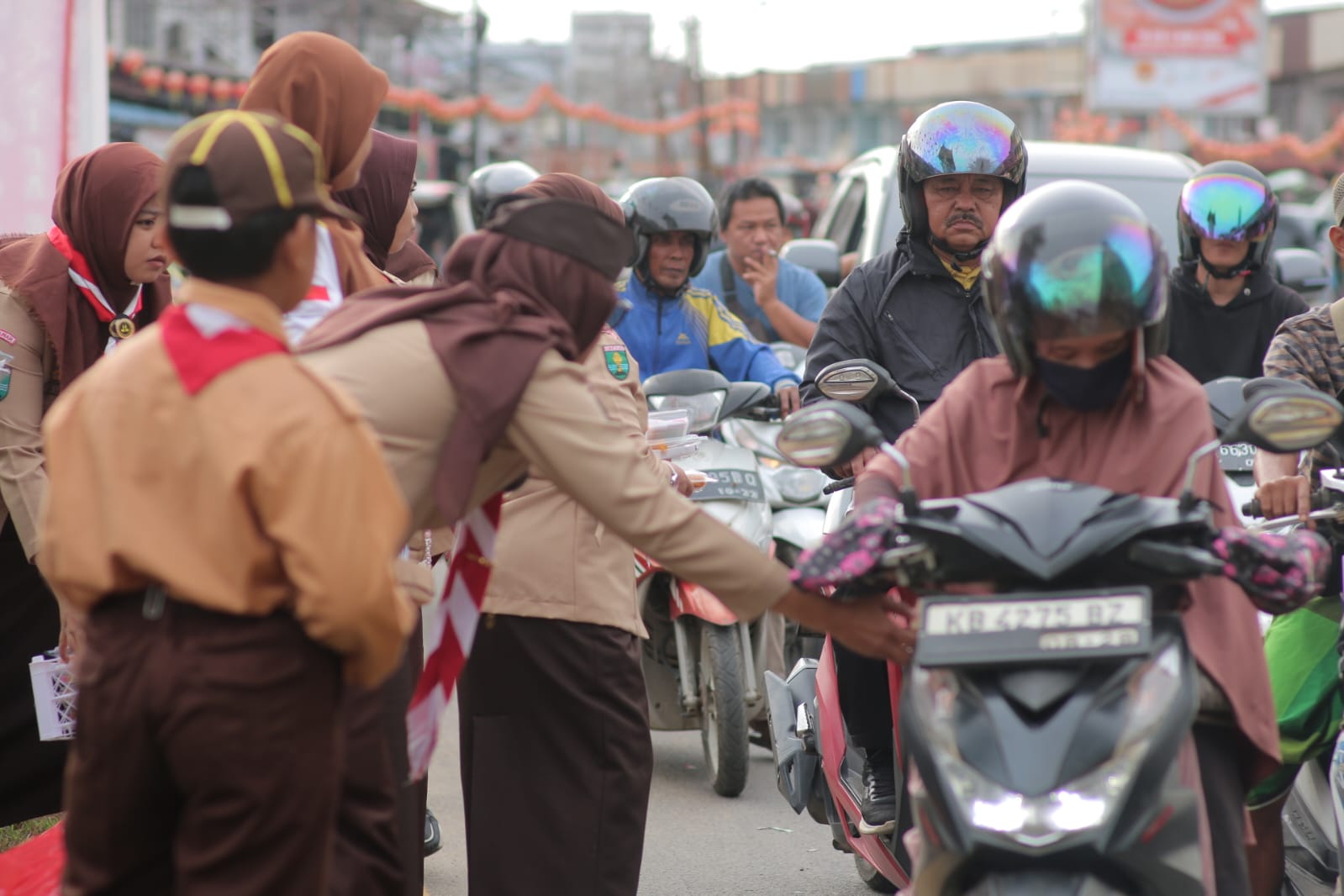 MAKANAN: Kwartir Ranting (Kwarran) Pramuka Kecamatan Sungai Pinyuh bersama 25 Gugus Depan (Gudep) membagikan sekitar 2.000 paket takjil berupa makanan ringan kepada masyarakat.