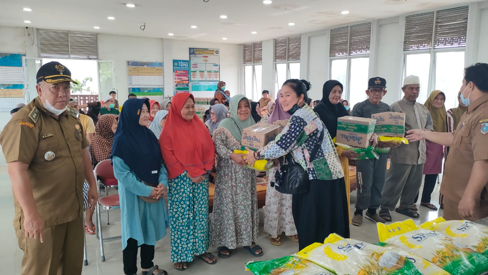 PENYALURAN: Puluhan paket sembako disalurkan kepada warga lanjut usia serta para janda di Kelurahan Sungai Pinyuh.