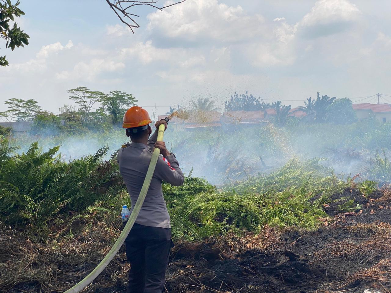 Satbrimob Polda Kalbar terus menunjukan kesigapannya dengan merespon cepat laporan dari masyarakat akan kemunculan api di lingkungan sekitar tempat tinggal mereka. Rabu (04/03/26).