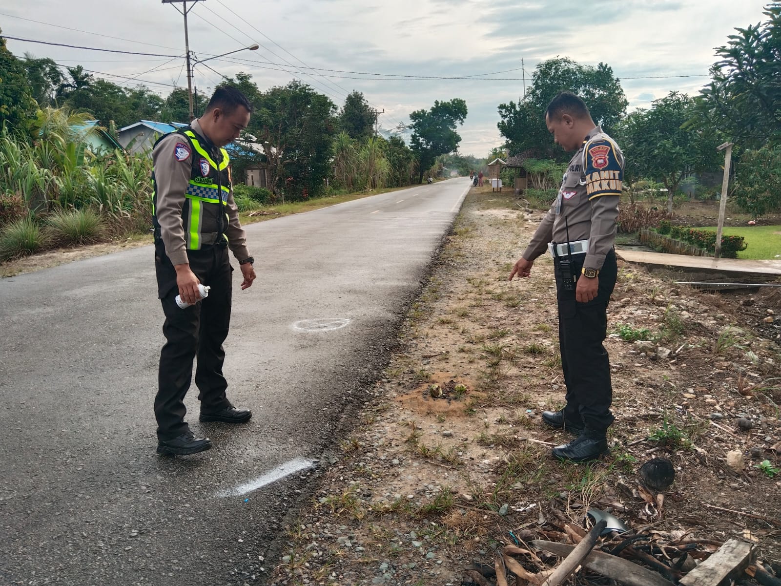 Petugas Polres Sambas saat melakukan olah TKP lakalantas.