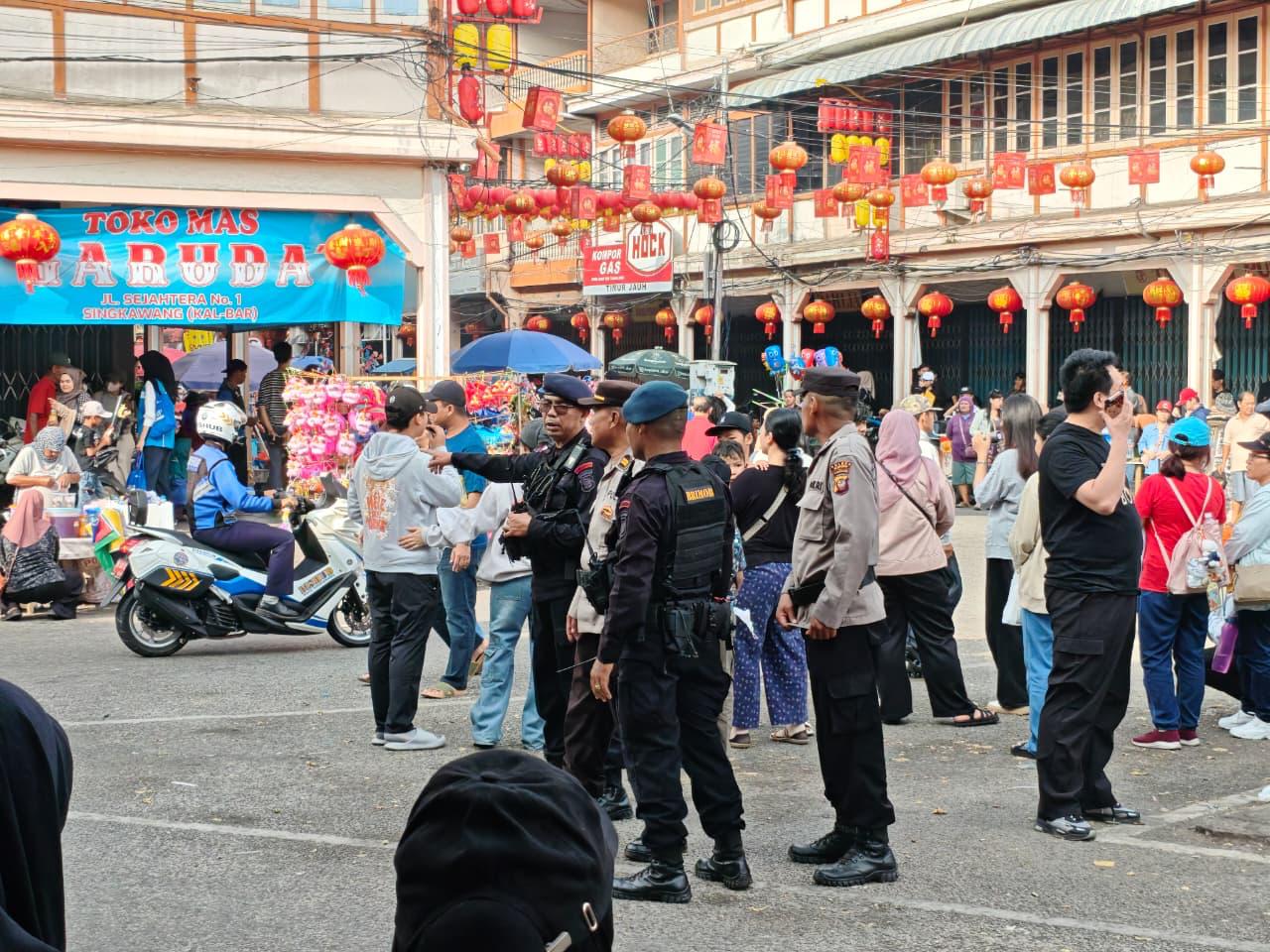 Satbrimob Polda Kalbar laksanakan pengamanan pastikan seluruh rangkaian kegiatan perayaan Tahun Baru Imlek 2577 dan Festival Cap Go Meh Tahun 2026 di Kota Singkawang berjalan aman, tertib, dan lancar.