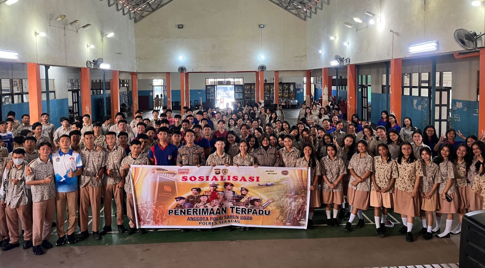 Siswa SMA Karya mengikuti sosialisasi Penerimaan Terpadu Anggota Polri 2026 oleh Polres Sekadau.