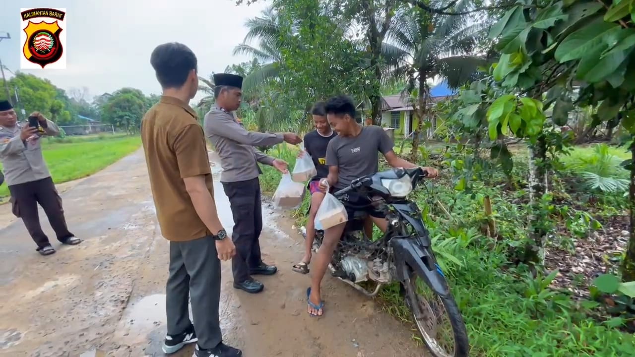 Personil Polsek Seponti saat bagikan takjil gratis untuk masyarakat