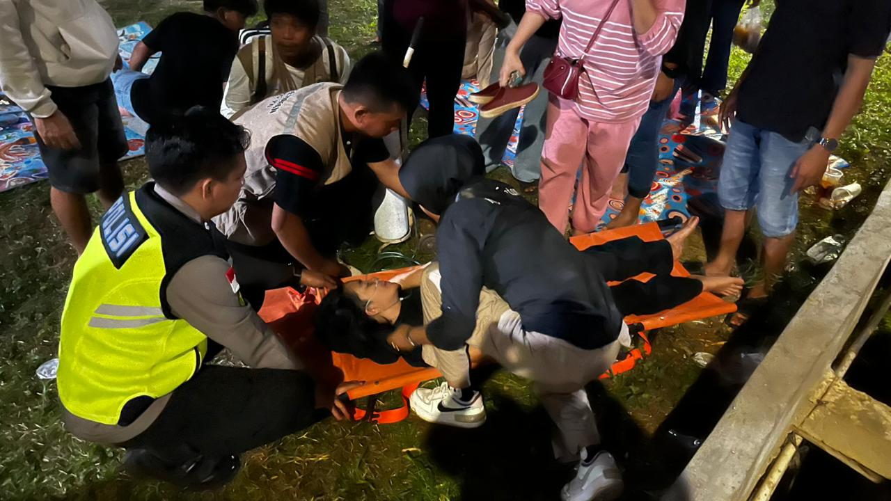 Petugas Sidokkes Polres Kapuas Hulu sigap evakuasi warga pingsan saat keramaian masyarakat.