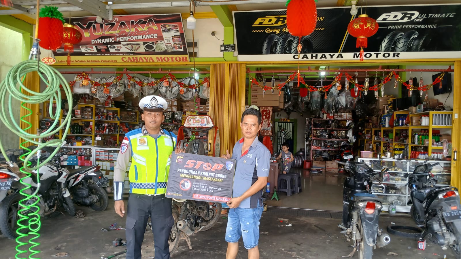 Unit Kamsel Satlantas Polres Kapuas Hulu melaksanakan kegiatan sosialisasi larangan penggunaan knalpot brong kepada pemilik dan mekanik bengkel motor di Kota Putussibau, Rabu (4/3).