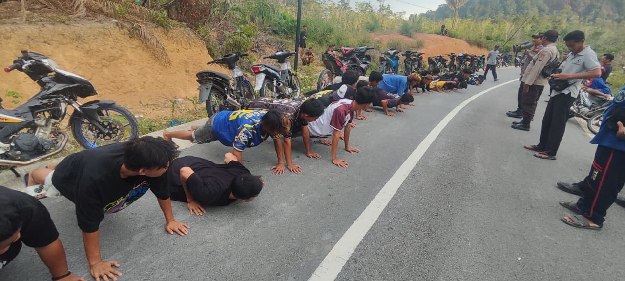 Penertiban Knalpot Brong oleh Forkopimcam, sejumlah remaja diberikan sanksi disiplin push-up akibat memakai Knalpot brong.