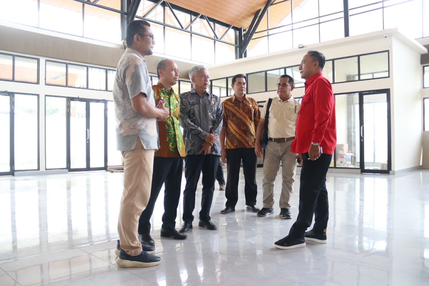 TINJAU BANDARA: Wagub Kalbar Krisantus Kurniawan saat meninjau pembangunan dan peningkatan fasilitas terminal baru Bandara Rahadi Oesman, Ketapang.