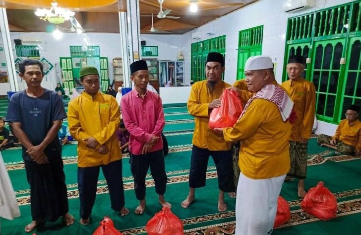 PAKET SEMBAKO: Penyaluran paket sembako dari Baznas ke sejumlah masjid di Singkawang selama bulan suci Ramadan.