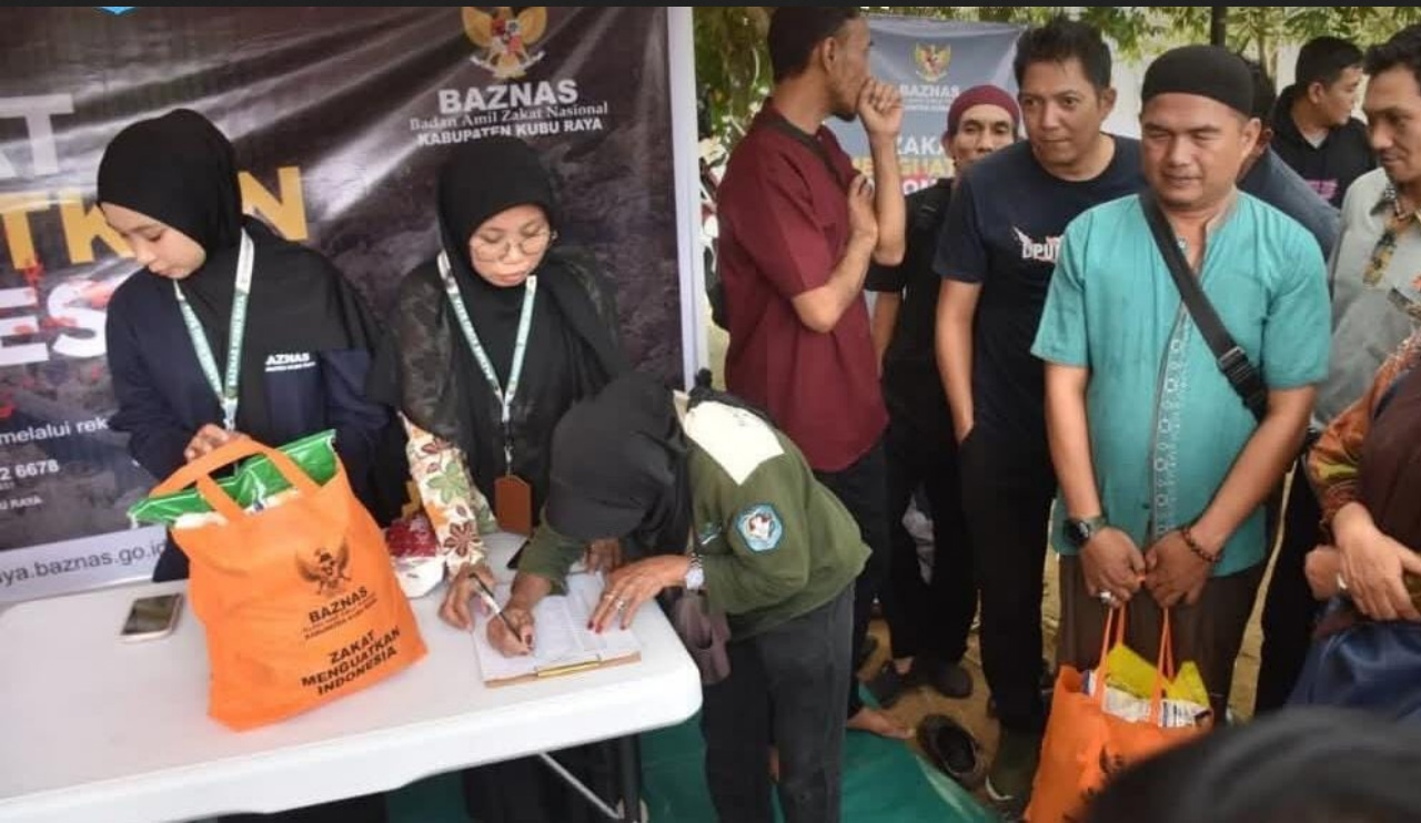RAMADAN BAHAGIA: Baznas Kubu Raya melalui program Ramadan Bahagia menyalurkan bantuan 200 paket sembako kepada para mustahik.