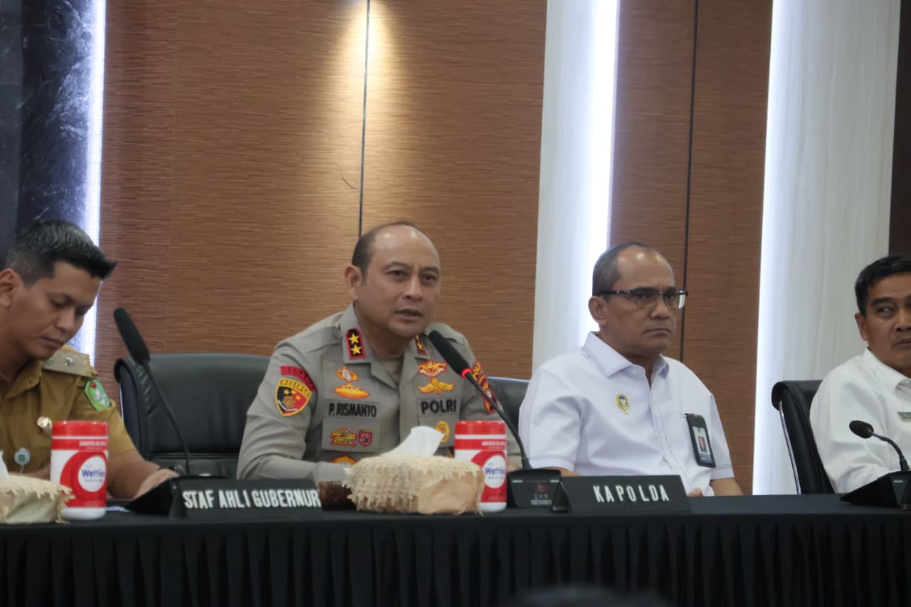 LEBARAN : Kapolda Kalbar, Irjen Pol Pipit Rismanto memimpin Rakor Lintas Sektoral kesiapan pengamanan Idulfitri 1447 Hijriah di Graha Khatulistiwa Mapolda Kalbar, Senin (9/3).