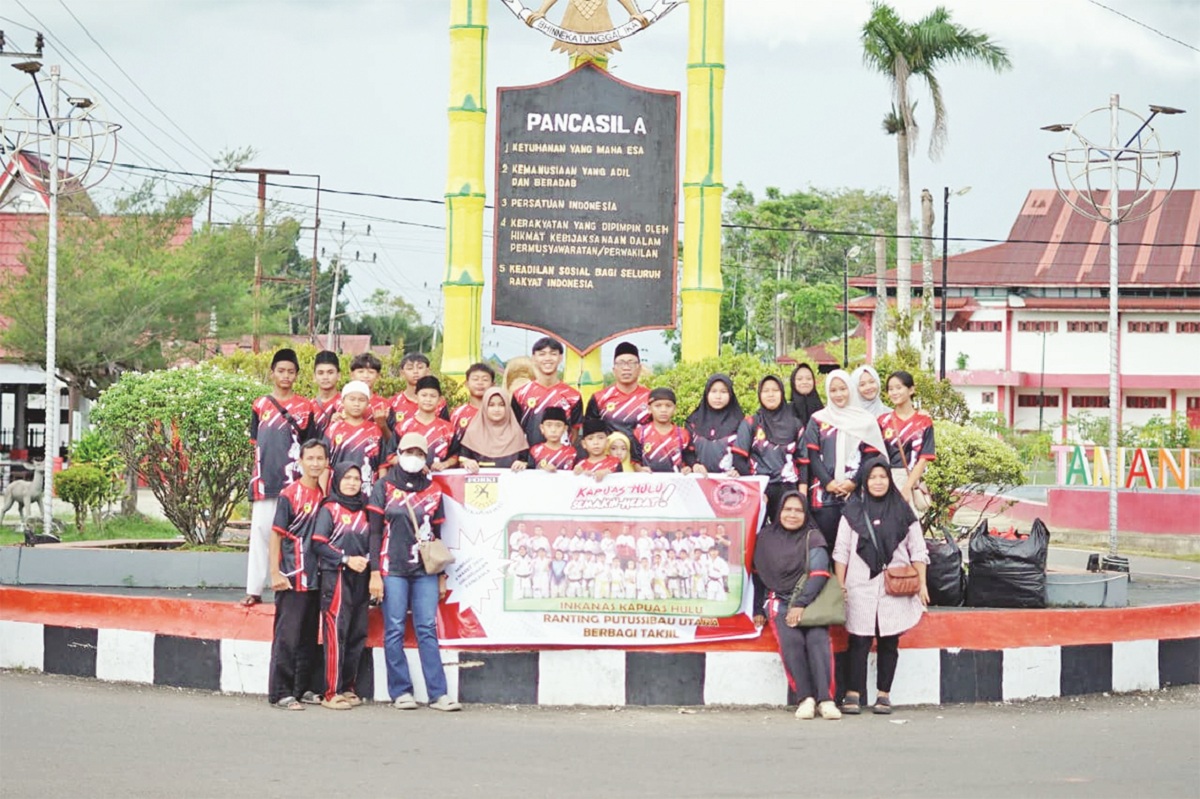 RAMADAN : Inkanas Kapuas Hulu foto bersama usai membagikan takji Ramadan kepada penguna jalan. 