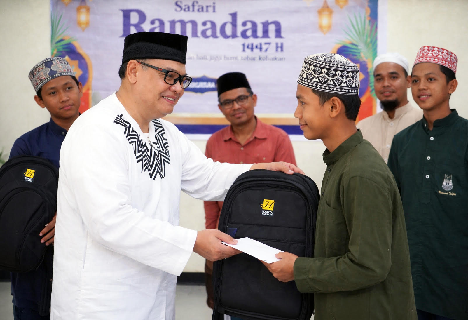 BANTUAN : Perwakilan manajemen CMI menyerahkan bantuan kepada santri di sekitar wilayah perusahaan.