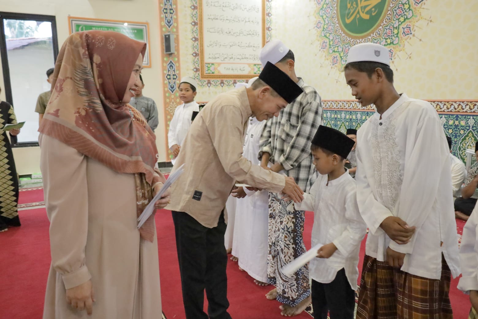 RAMADAN : Wabup Ketapang, Jamhuri Amir, menyantuni anak yatim saat Safari Ramadan di Desa Mekar Sari, Kecamatan Benua Kayong, Minggu (8/3).