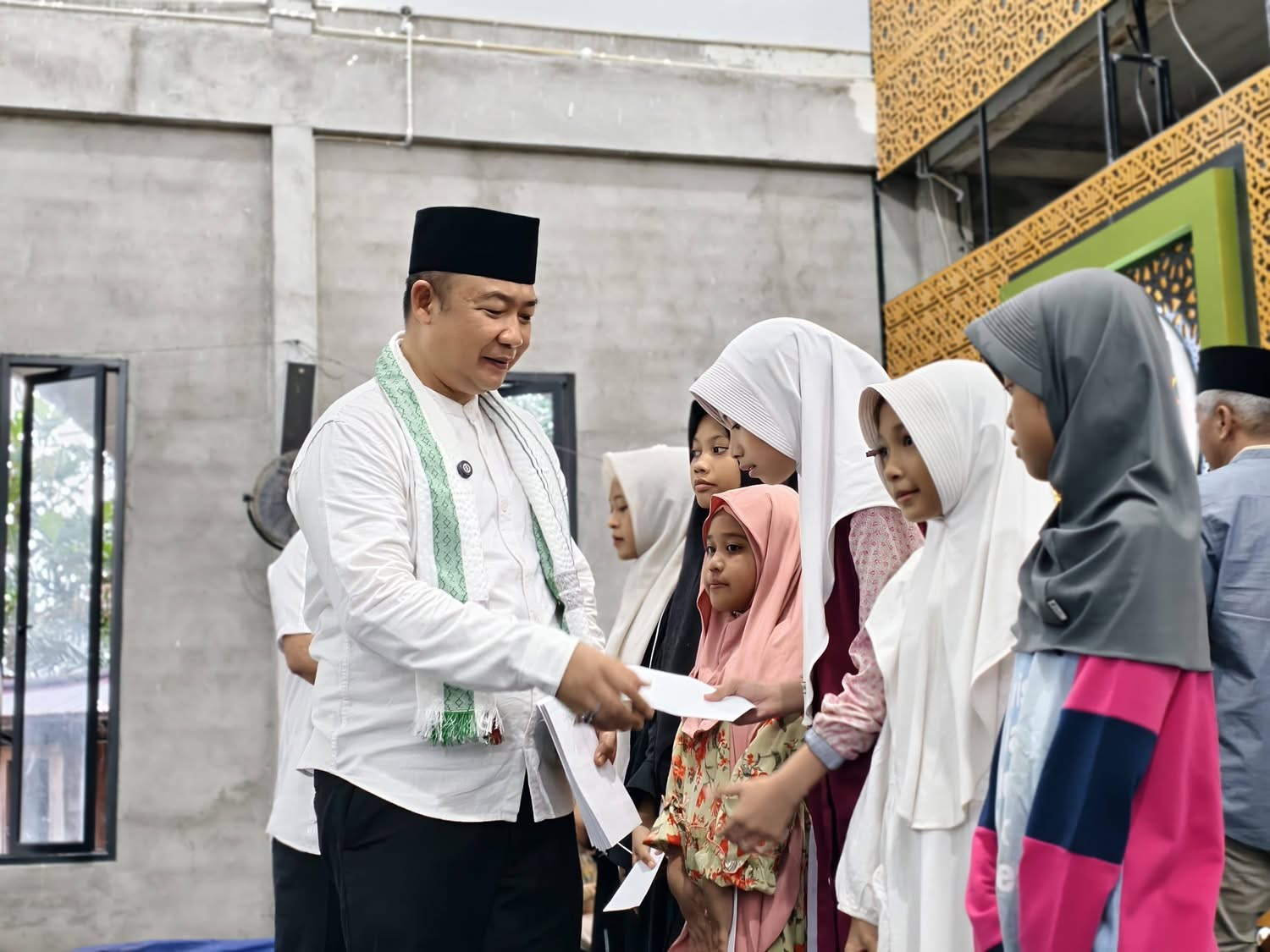 SAFARI :Bupati Ketapang, Alexander Wilyo, menyantuni anak yatim di Pesaguan Kanan, Matan Hilir Selatan saat melaksanakan Safari Ramadan, Minggu (8/3) sore.