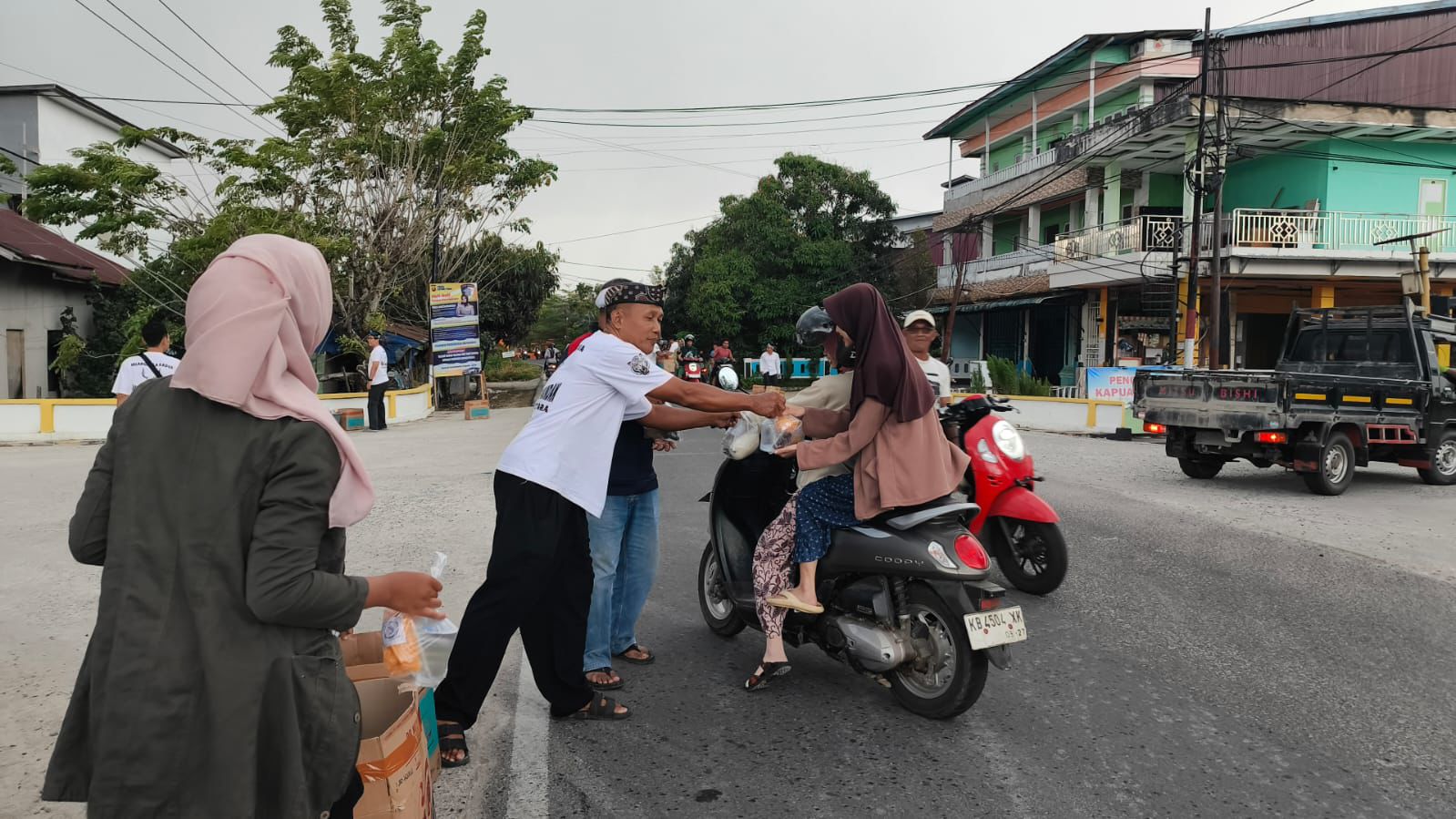 TAKJIL : Paguyuban Pasundan Kayong Utaraberbagi takjil di perempatan jalan samping Kantor Satpol PP Sukadana, pada Sabtu (07/03). 