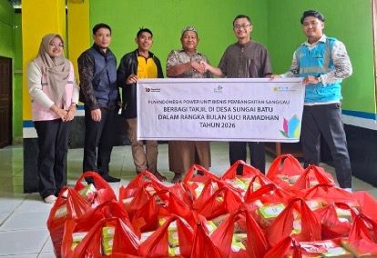 PEDULI: Suasana kegiatan berbagi takjil yang digelar PLN IP UBP Sanggau.