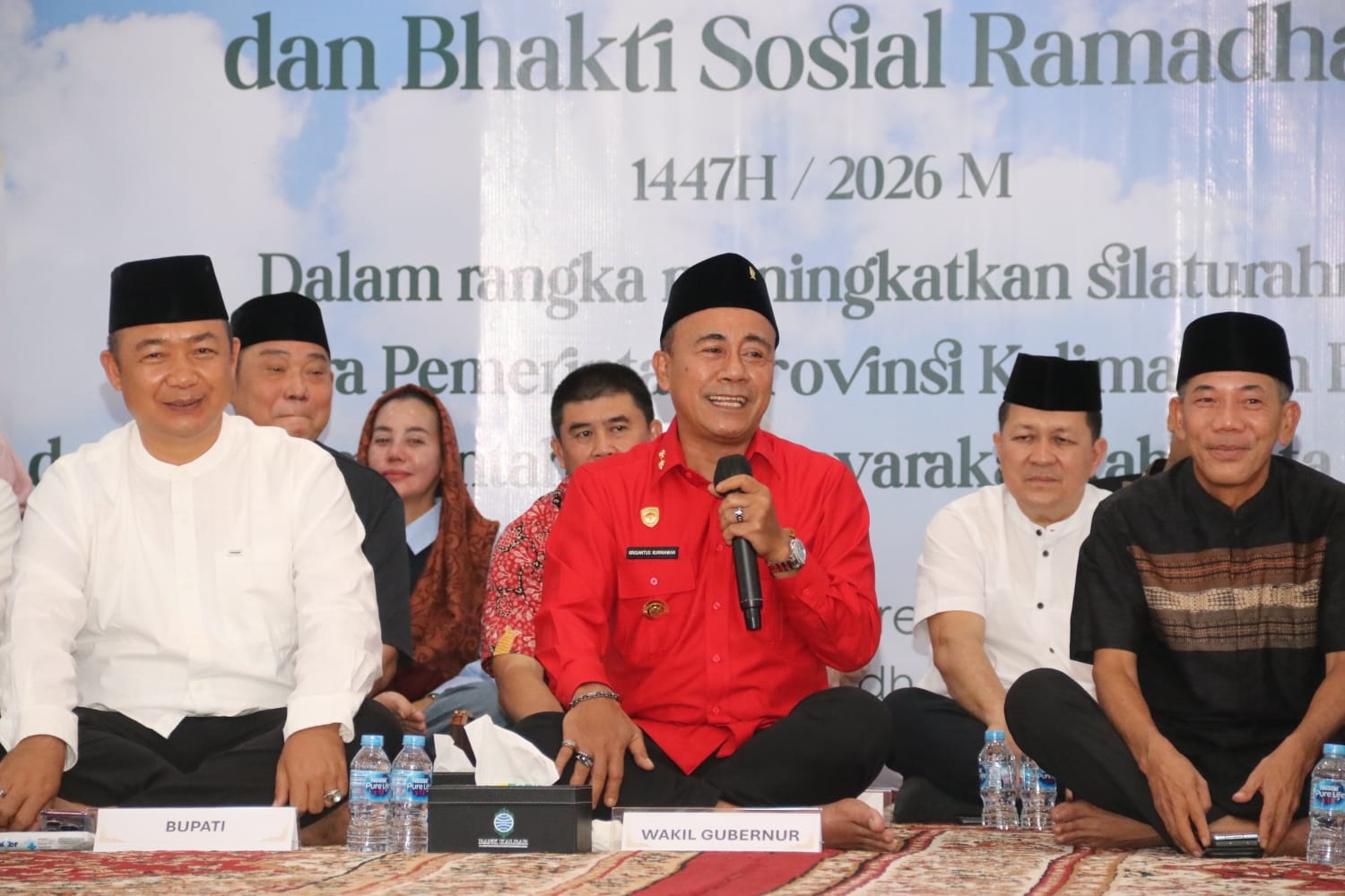 SILATURAHMI: Wakil Gubernur Krisantus Kurniawan saat menyampaikan sambutan Silaturahmi Ramadan bersama Pemerintah Kabupaten Ketapang.
