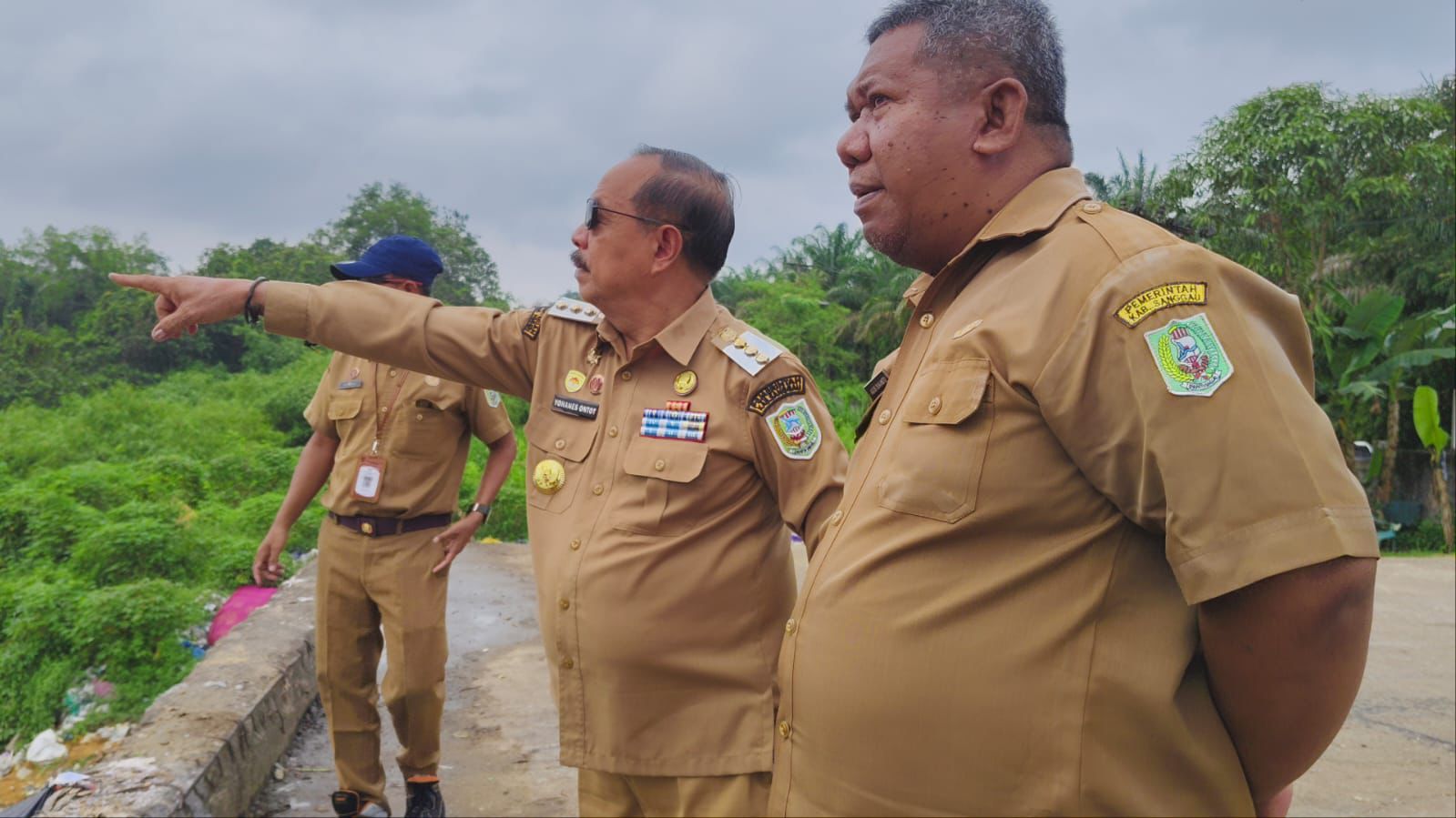 TINJAU TPA: Bupati Sanggau Yohanes Ontot saat meninjau TPA Sungai Kosak, Senin (9/3).