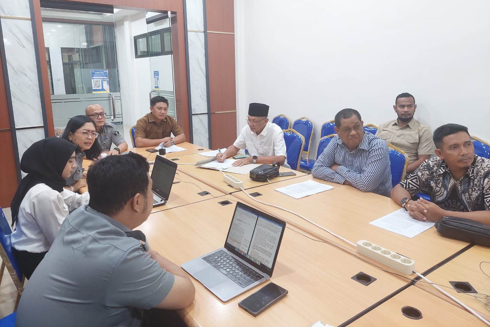 Kanwil Kemenkum Kalbar menggelar rapat harmonisasi Raperda Kayong Utara pada Senin (9/3). 