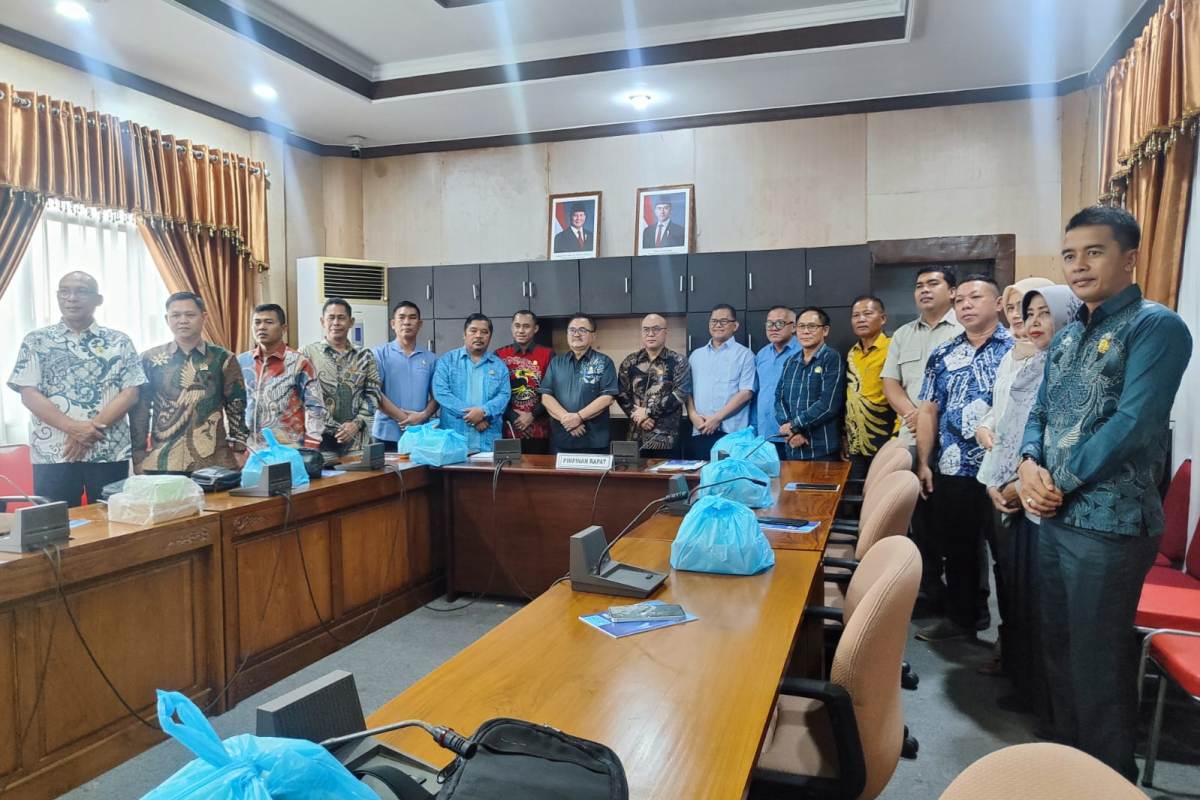 DPRD Sanggau berkunjung ke DPRD Provinsi Kalimantan Barat untuk sharing informasi dan menyampaikan beragam aspirasi di ruang rapat Komisi II.