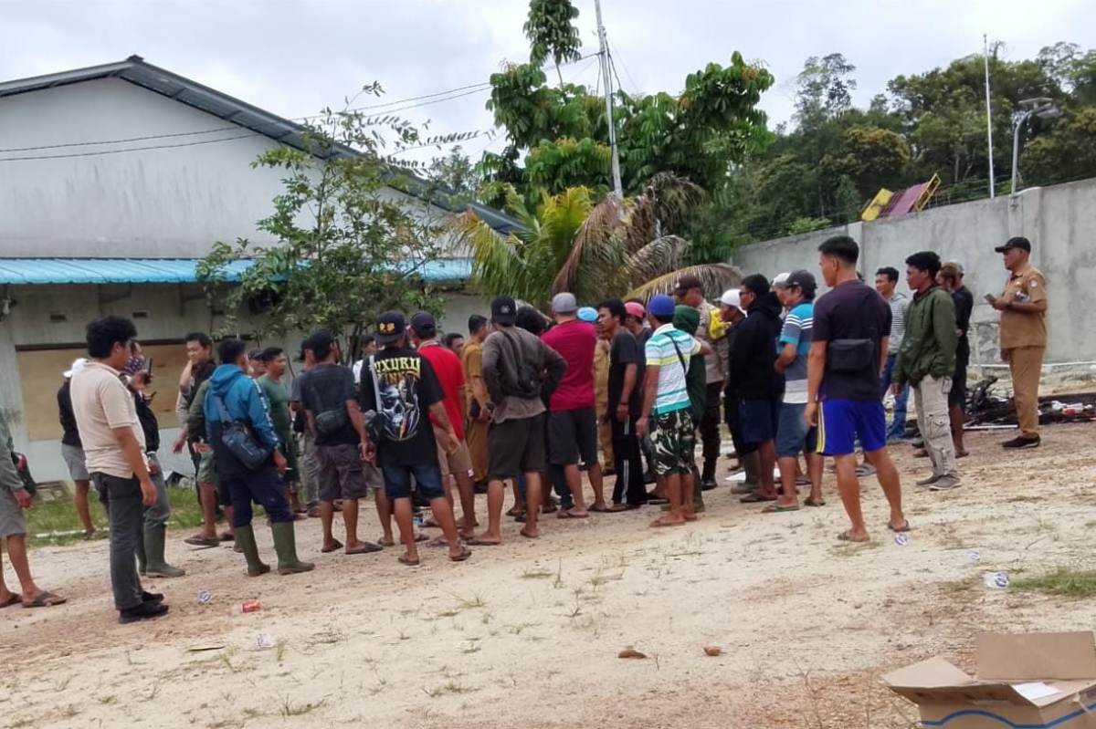 Massa mendatangi kantor PT FBR di Desa Kayu Ara, Kabupaten Landak, Selasa (10/3), untuk menyampaikan aspirasi terkait aktivitas eksplorasi perusahaan.