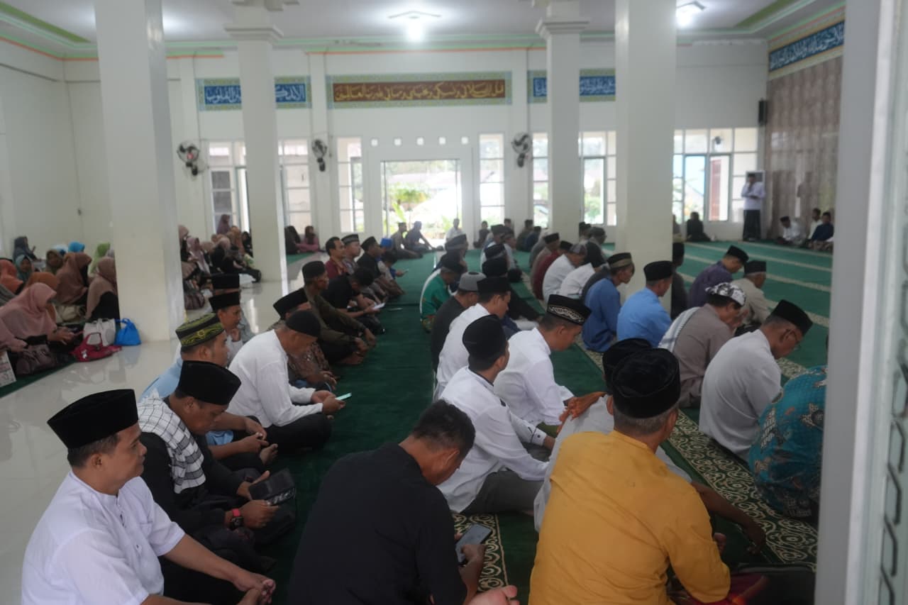 PUSPAWAJA : Hadiri safari ramadan Puspawaja Kabupaten Sintang, Bupati Bala mengajak masyarakat memperkuat pengawasan di lingkungan keluarga dan komunitas agar generasi muda tidak terjerumus 