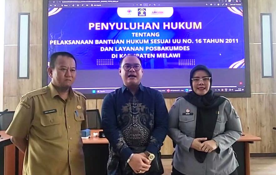 Direktur Eksekutif LBH Djiwa Sejati Keadilan Kalimantan Barat, Khairul Atma (tengah) diabadikan dengan foto bersama.