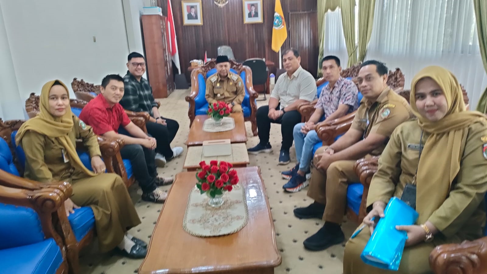 AUDIENSI: Wakil Bupati Mempawah, Juli Suryadi Burdadi menerima audiensi tim basket Viva Sungai Pinyuh.