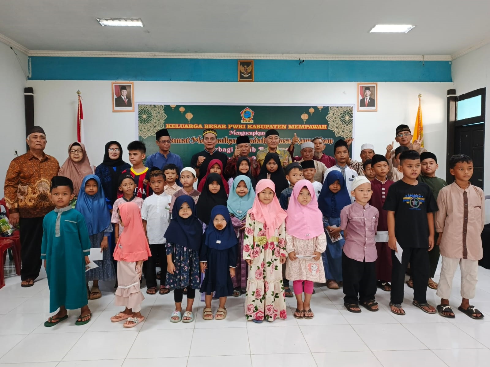 BAGIKAN: Pengurus PWRI Mempawah membagikan tali asih kepada anak yatim piatu dan duafa.